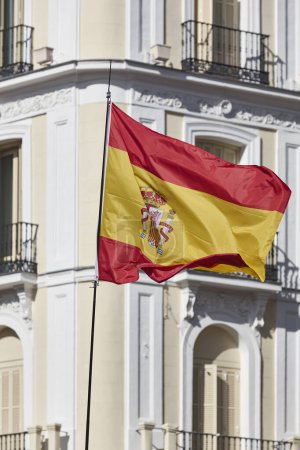 Bandera de España en el centro de Madrid. Edificios clásicos. Europa