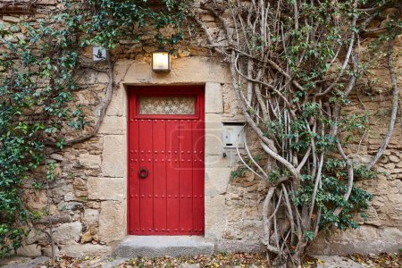 Malerisches mittelalterliches Dorf Peratallada. Rote Tür. Girona, Katalonien. Spanien