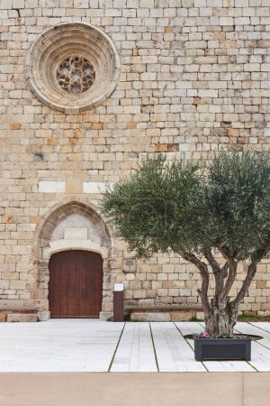 Téléchargez les photos : Façade de l'église Sant Marti de Empuries. Costa Brava, Gérone, Espagne - en image libre de droit
