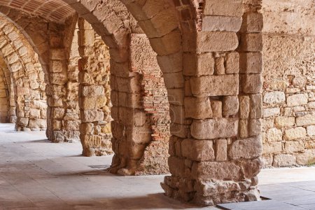 Malerisches mittelalterliches Steindorf Peratallada. Arkaden. Girona, Spanien