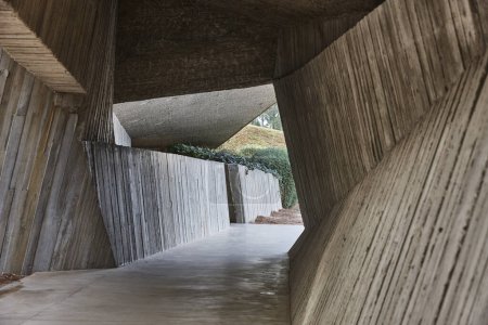 Brutalistische Architektur in Spanien. Leere Ruinen geometrischer Durchgang Eingang.