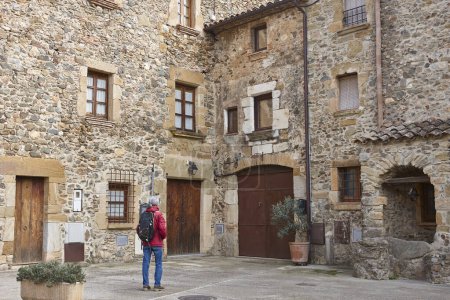 Baix emporda village traditionnel de Cruilles. Bâtiments en pierre. Gérone, Catalogne