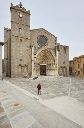 Gotische Fassade und Platz. Die Kirche Castello de Empuries. Girona, Spanien
