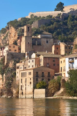 Malerisches Dorf mit mittelalterlicher Burg. Miravet, Tarragona. Katalonien, Spanien