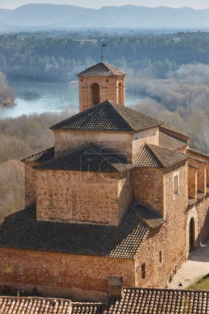 Histórica iglesia de piedra de Miravet. Río Ebro. Tarragona. Cataluña, España
