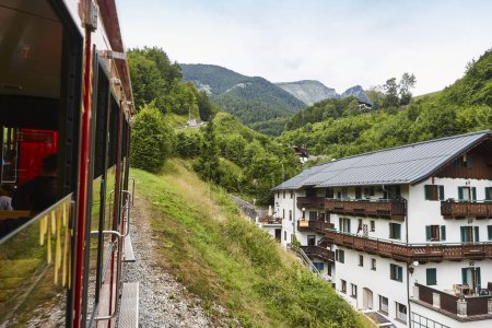 Ferrocarril y vagón Schafberg. Pintoresco tren de montaña en Salzburgerland. Austria