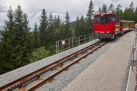 Tren Schafberg cogwheel. Pintoresco tren vintage de montaña en Salzburgerland. Austria