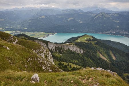 Lago Mondsee y cordillera alpina en la región de Salzburgo. Austria hito