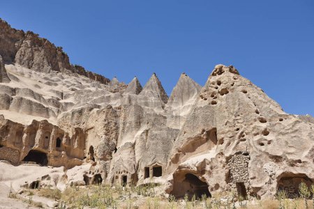 Téléchargez les photos : Maisons sculptées dans la roche. Ilhara. Selime village, Cappadoce, Turquie - en image libre de droit