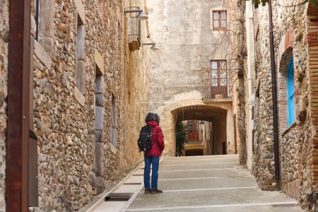 Baix emporda village traditionnel de Cruilles. Bâtiments en pierre. Gérone, Catalogne