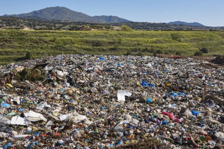 Un basurero al aire libre. Contaminación plástica. Reciclando basura. Consumismo
