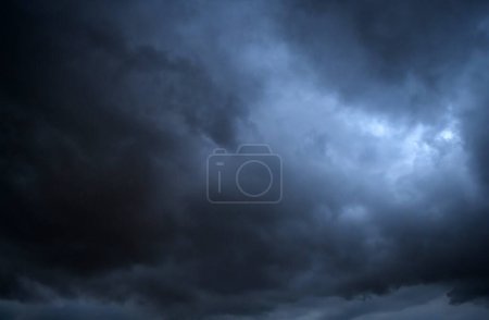 Foto de Storm clouds floating in a rainy day with natural light. Cloudscape scenery, overcast weather above blue sky. White and grey clouds scenic nature environment background. - Imagen libre de derechos