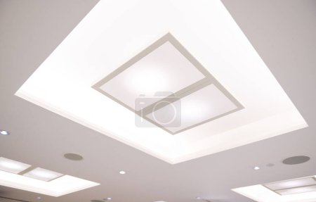 Téléchargez les photos : Lampe fluorescente sur le plafond moderne - en image libre de droit