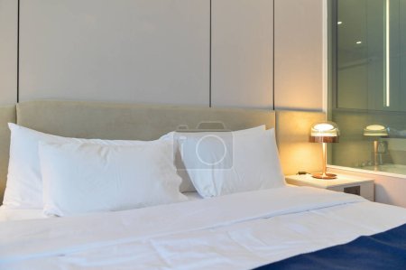 Foto de Elegante habitación interior con cama cómoda - Imagen libre de derechos