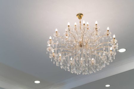 Foto de Luxury beautiful crystal chandelier in exhibition hall. - Imagen libre de derechos