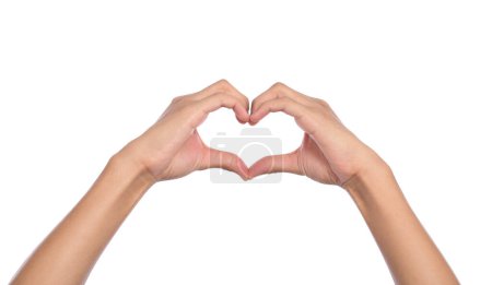Téléchargez les photos : Mains de femme faisant une forme de coeur sur fond blanc isolé - en image libre de droit