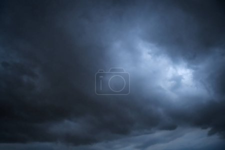 Foto de Storm clouds floating in a rainy day with natural light. Cloudscape scenery, overcast weather above blue sky. White and grey clouds scenic nature environment background. - Imagen libre de derechos