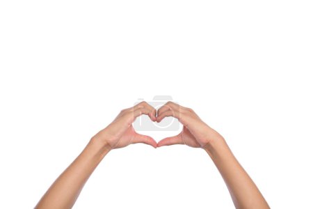 Téléchargez les photos : Mains de femme faisant une forme de coeur sur fond blanc isolé - en image libre de droit