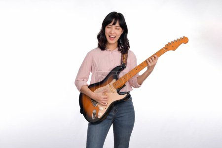 Téléchargez les photos : Femme asiatique jouant une guitare électrique vintage sunburst isolé sur fond blanc. - en image libre de droit