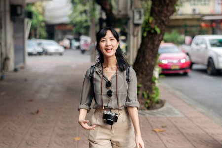 Foto de Joven mujer asiática mochila viajero disfrutando de la calle cultural local lugar y sonrisa. Viajero comprobando las calles laterales. - Imagen libre de derechos