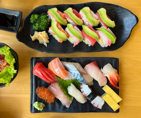 Foto de El juego de sushi japonés premium lugar en plato negro - Imagen libre de derechos