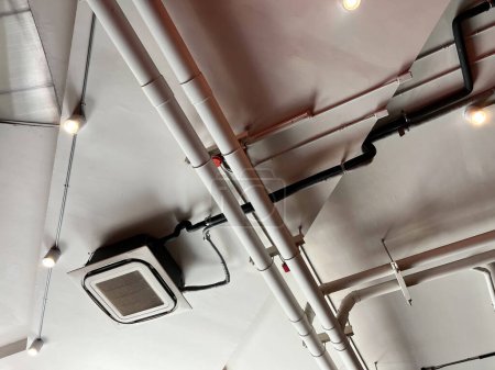 Téléchargez les photos : Climatiseur de type cassette monté au plafond - en image libre de droit