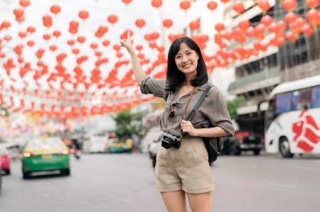 Téléchargez les photos : Young Asian woman backpack traveler enjoying China town in Bangkok, Thailand. Journey trip lifestyle, world travel explorer. - en image libre de droit
