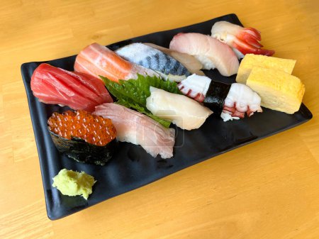 Téléchargez les photos : The premium sushi set place on black plate - en image libre de droit