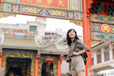 Téléchargez les photos : Young Asian woman backpack traveler enjoying China town in Bangkok, Thailand. - en image libre de droit