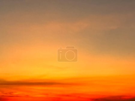 Téléchargez les photos : Belle scène de coucher de soleil ciel heure dorée - en image libre de droit