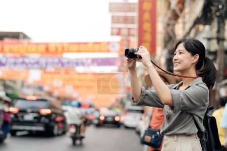 Téléchargez les photos : Jeune voyageur asiatique sac à dos appréciant la ville de Chine à Bangkok, Thaïlande. - en image libre de droit