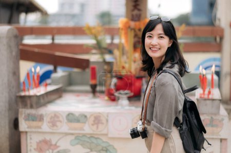 Foto de Joven mujer asiática mochila viajero disfrutando calle cultural local lugar y sonrisa. - Imagen libre de derechos