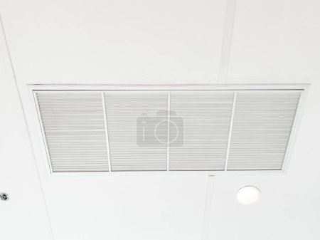 Téléchargez les photos : Climatiseur de type cassette monté au plafond - en image libre de droit