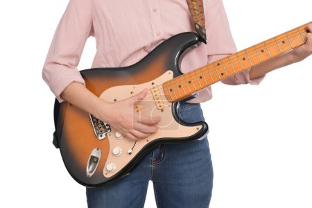 Téléchargez les photos : Gros plan de la main de la femme avec des vêtements décontractés jouant de la guitare sur fond blanc. - en image libre de droit
