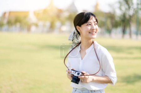 Foto de Mujer asiática viajero utilizando la cámara. Asia verano turismo concepto - Imagen libre de derechos