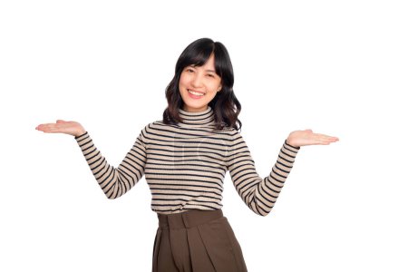 Téléchargez les photos : Jeune femme asiatique, entrepreneur professionnel debout dans des vêtements décontractés, souriant et regardant la caméra, fond blanc. - en image libre de droit