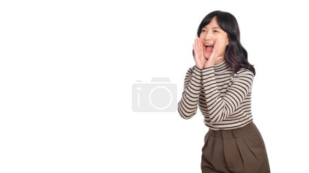 Téléchargez les photos : Heureuse femme asiatique, entrepreneur professionnel debout dans des vêtements décontractés, bouche ouverte levant les mains crier annonce, fond blanc - en image libre de droit