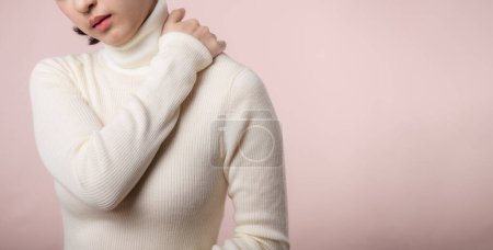 Téléchargez les photos : Jeune femme asiatique tenir sa main sur la douleur cou et blessure douleur épaule stress problème muscle. Syndrome de bureau maladie, concept de santé - en image libre de droit