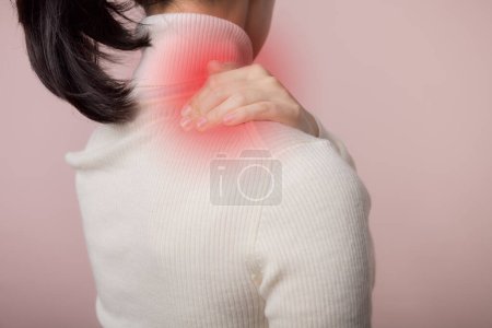 Foto de Joven asiática mujer sostener su mano en dolor cuello y lesión dolor hombro estrés problema muscular. Síndrome de oficina enfermedad, concepto de salud - Imagen libre de derechos