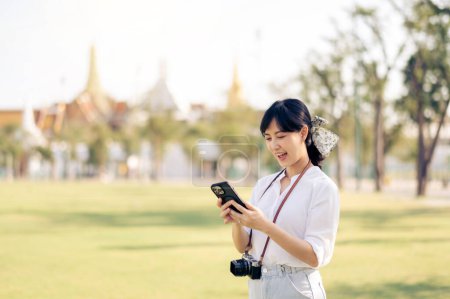 Téléchargez les photos : Portrait belle jeune femme asiatique avec smartphone en voyage vacances d'été en Thaïlande - en image libre de droit