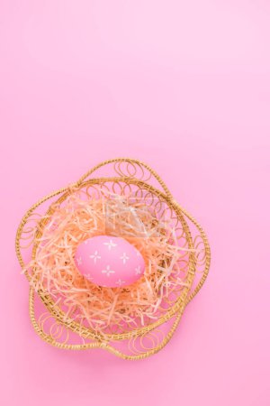 Foto de Feliz Pascua concepto tarjeta de felicitación vacaciones. Huevos de Pascua de colores pastel fondo rosa. Vista superior, plano, espacio para copiar. - Imagen libre de derechos