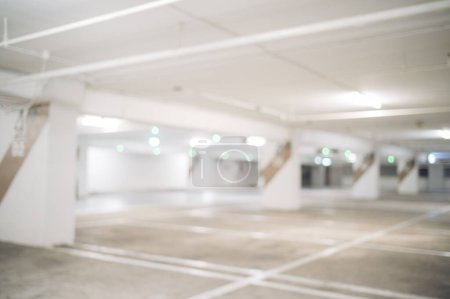 Téléchargez les photos : Image floue du parking vide au sous-sol du centre commercial. Concept de fond déconcentré - en image libre de droit