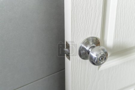 Téléchargez les photos : On trouve le bouton de la porte qui a causé l'infection par COVID 19. Poignée de verrouillage de porte sécurité à domicile fermer. - en image libre de droit