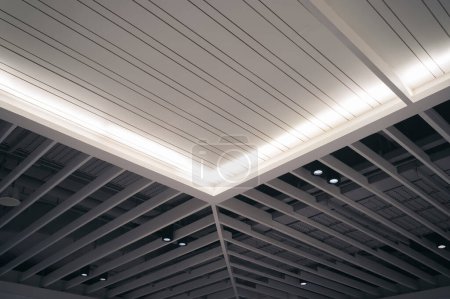 Téléchargez les photos : Lumières intérieures modernes plafond blanc fond de construction de conception. Lampe LED plafond intérieur salle de bureau dans le bâtiment de hall d'architecture. - en image libre de droit