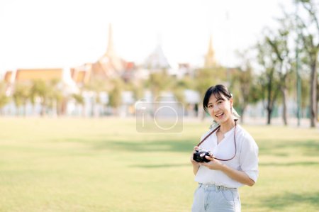 Téléchargez les photos : Asian woman traveler using camera. Asia summer tourism concept - en image libre de droit