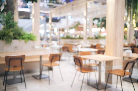 Foto de Blur bokeh fondo de mesa interior y silla en cantina centro comercial. Bokeh abstracto de negocio de alimentos patio de comedor con ninguna persona, desenfocado de la luz al por menor estilo de vida decoración de la tienda de café en moderno. - Imagen libre de derechos