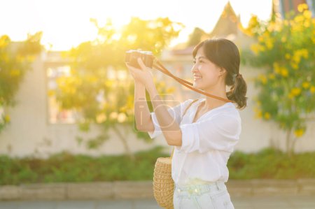 Téléchargez les photos : Femme asiatique voyageur à l'aide de la caméra. Asie concept de tourisme d'été - en image libre de droit
