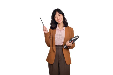 Téléchargez les photos : Happy young asian business woman holding pencil and notebook isolated on white background. - en image libre de droit