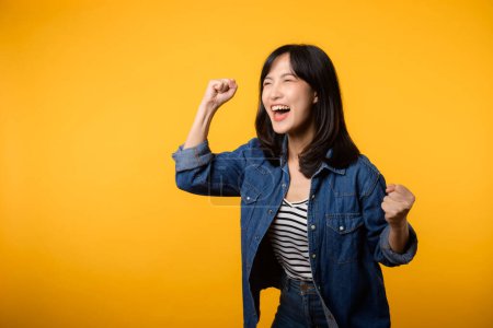 Téléchargez les photos : Portrait jeune femme asiatique fière et confiante montrant forte force musculaire bras fléchis posant, se sent sur sa réussite. Autonomisation des femmes, égalité, force saine et concept de courage - en image libre de droit