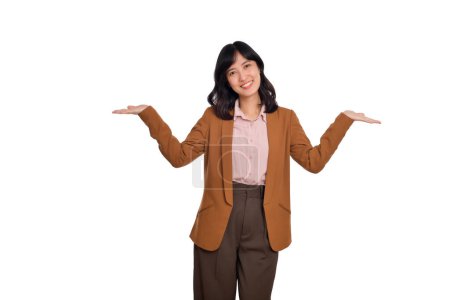 Téléchargez les photos : Jeune femme heureuse d'origine asiatique portant les mains écartées regardant caméra isolée sur fond blanc portrait studio. - en image libre de droit